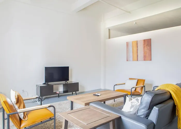 Westown 2Br Apt Near Fiserv, Baird, And Theater District