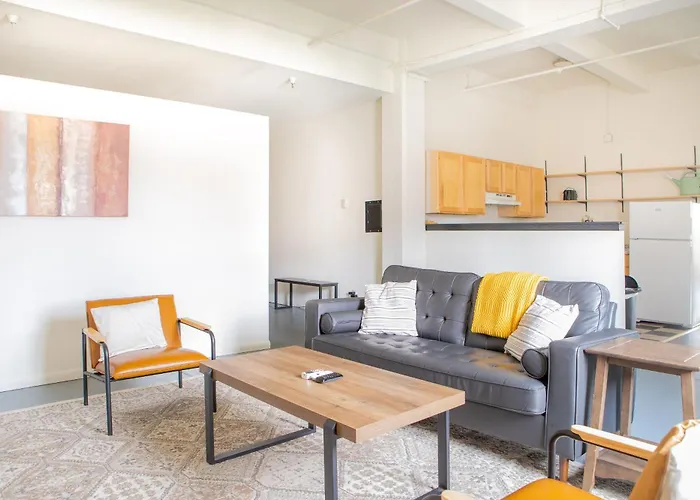 Westown 2Br Apt Near Fiserv, Baird, And Theater District