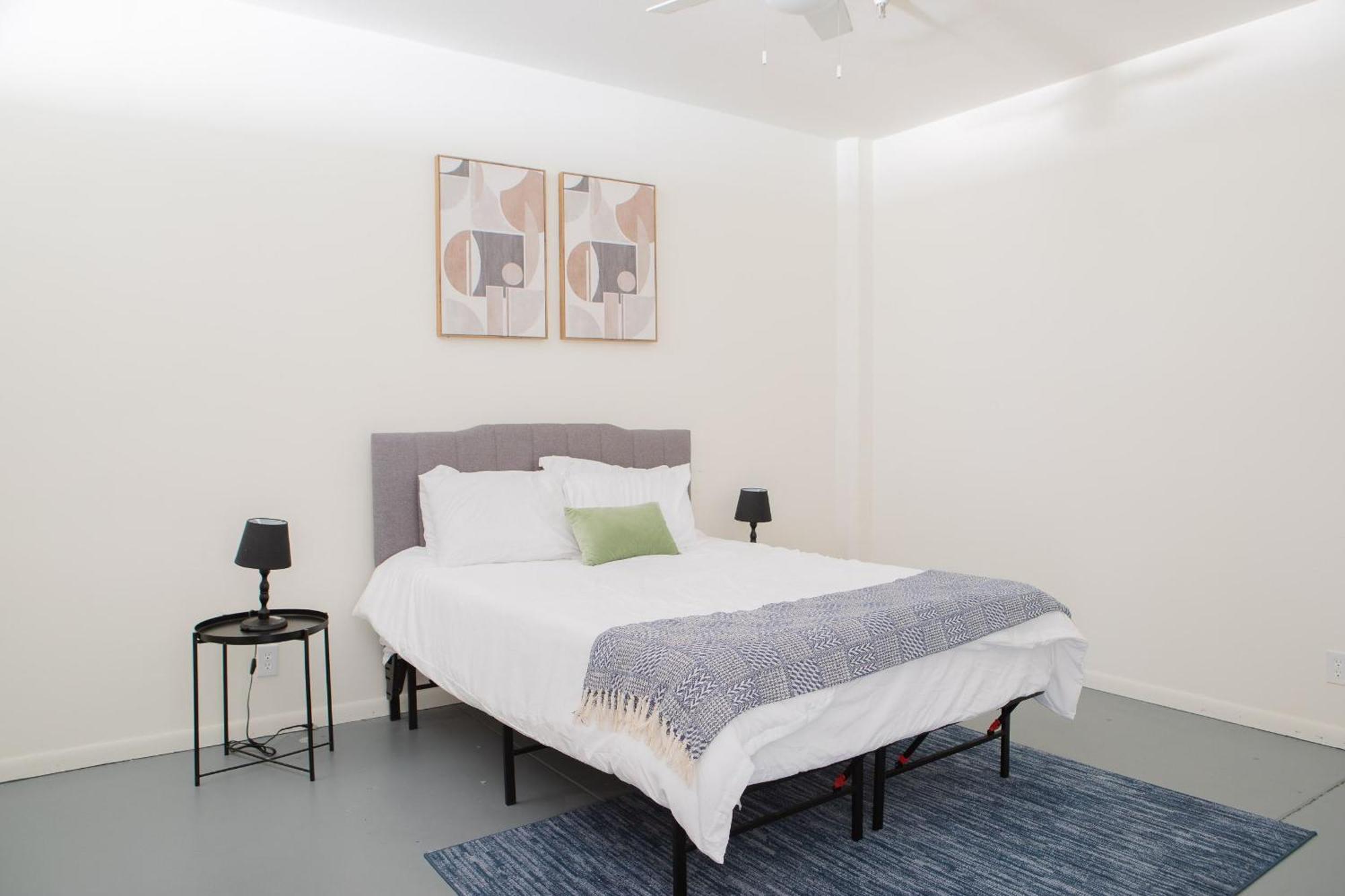 Apartment Westown 2br Near Fiserv, Baird, And Theater District