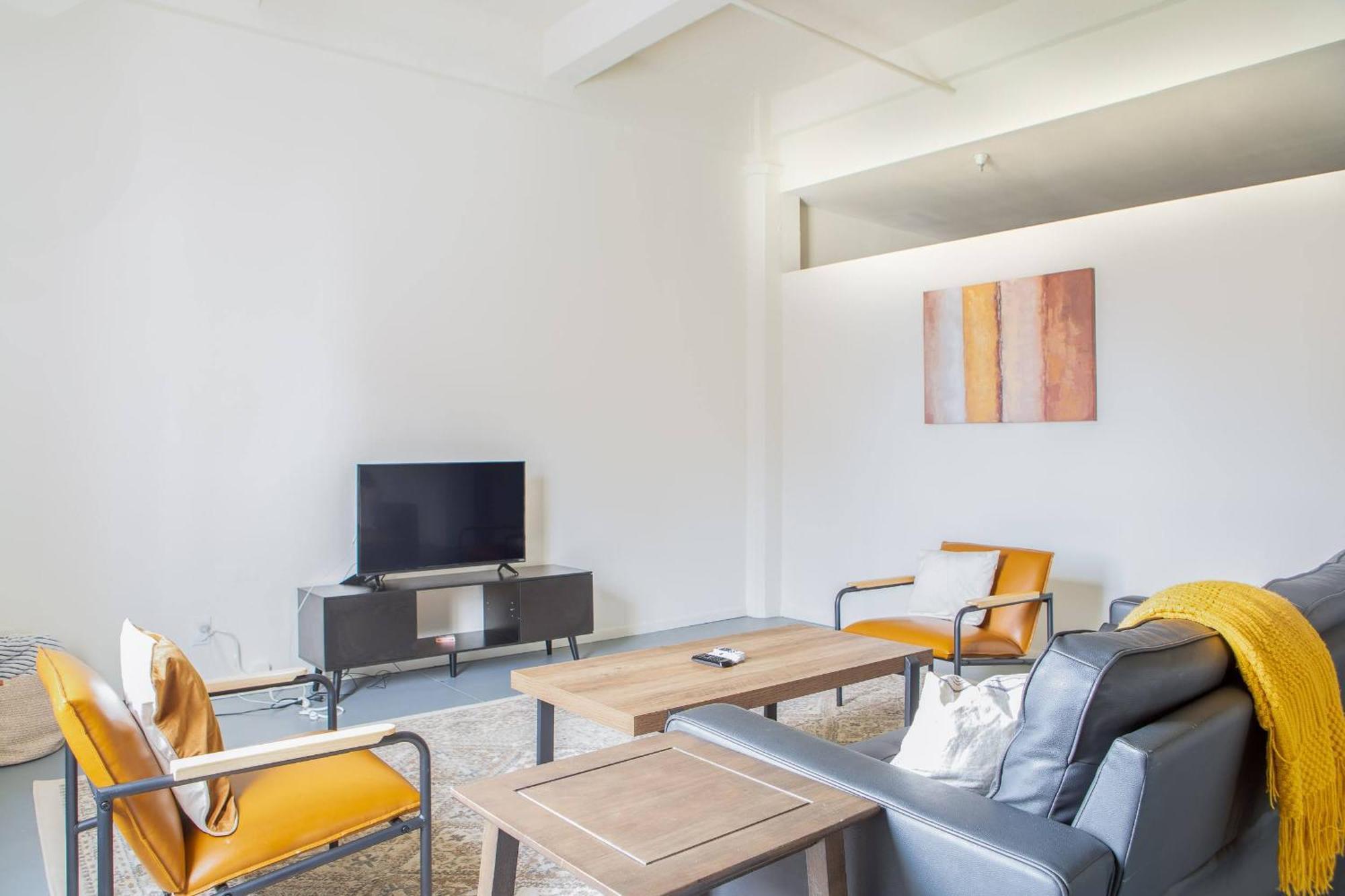 Westown 2br Near Fiserv, Baird, And Theater District *