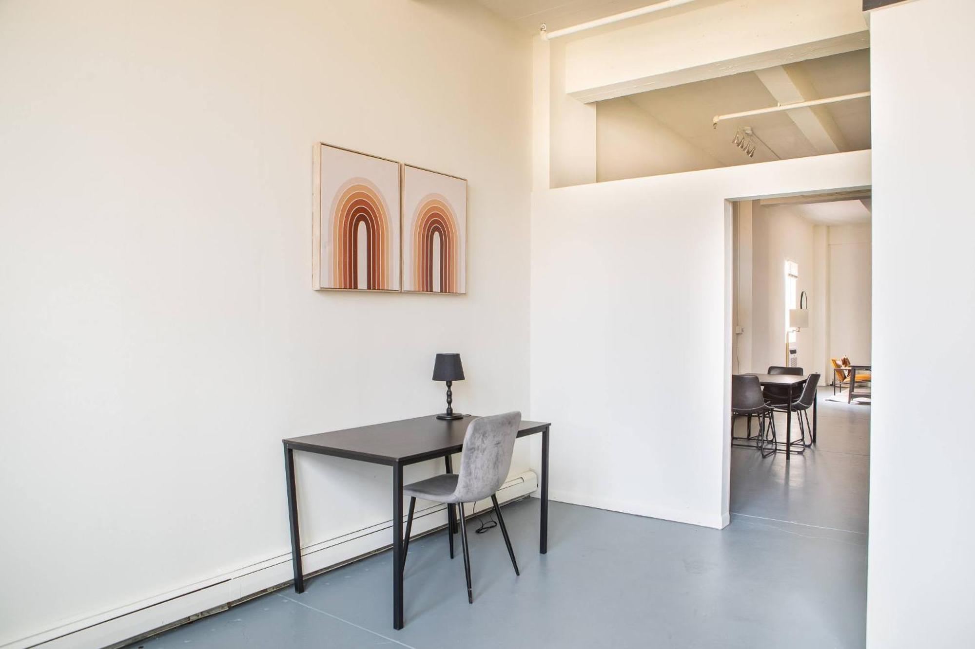 Westown 2br Near Fiserv, Baird, And Theater District Apartment