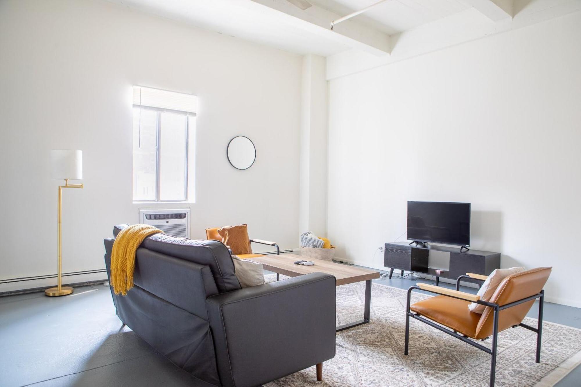 Westown 2br Near Fiserv, Baird, And Theater District *