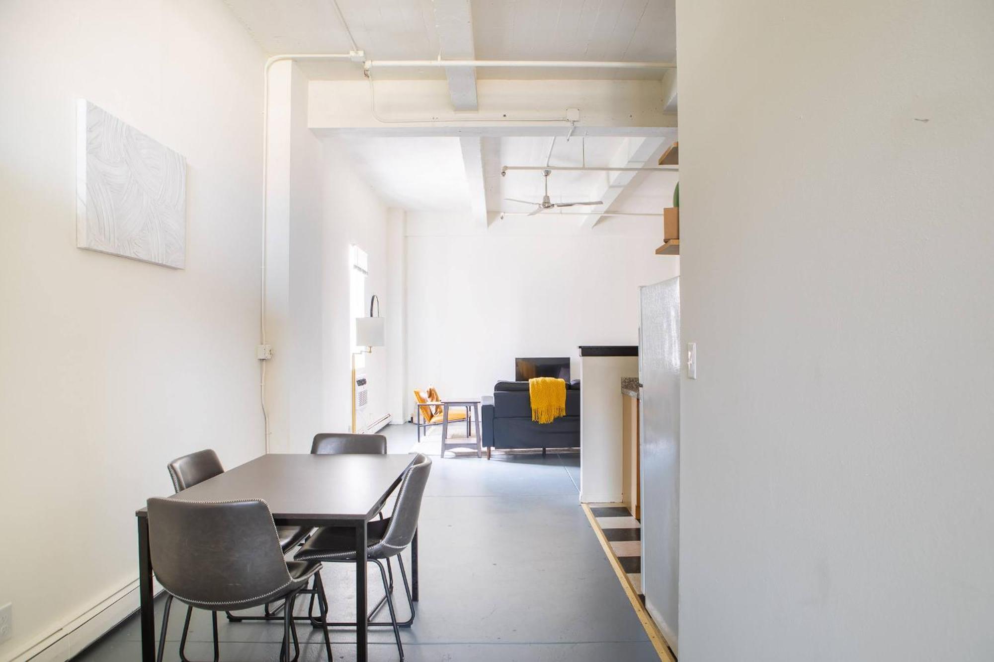Apartment Westown 2br Near Fiserv, Baird, And Theater District
