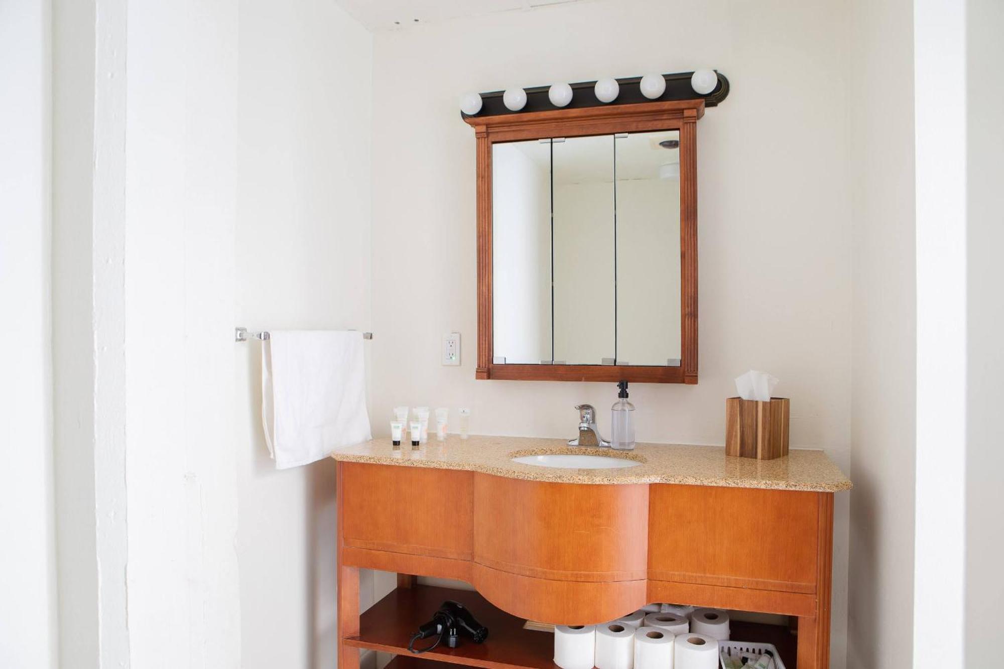 Apartment Westown 2br Near Fiserv, Baird, And Theater District Milwaukee