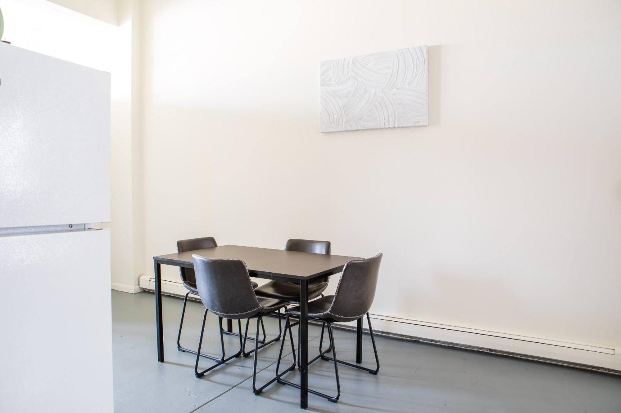 Westown 2br Near Fiserv, Baird, And Theater District Apartment