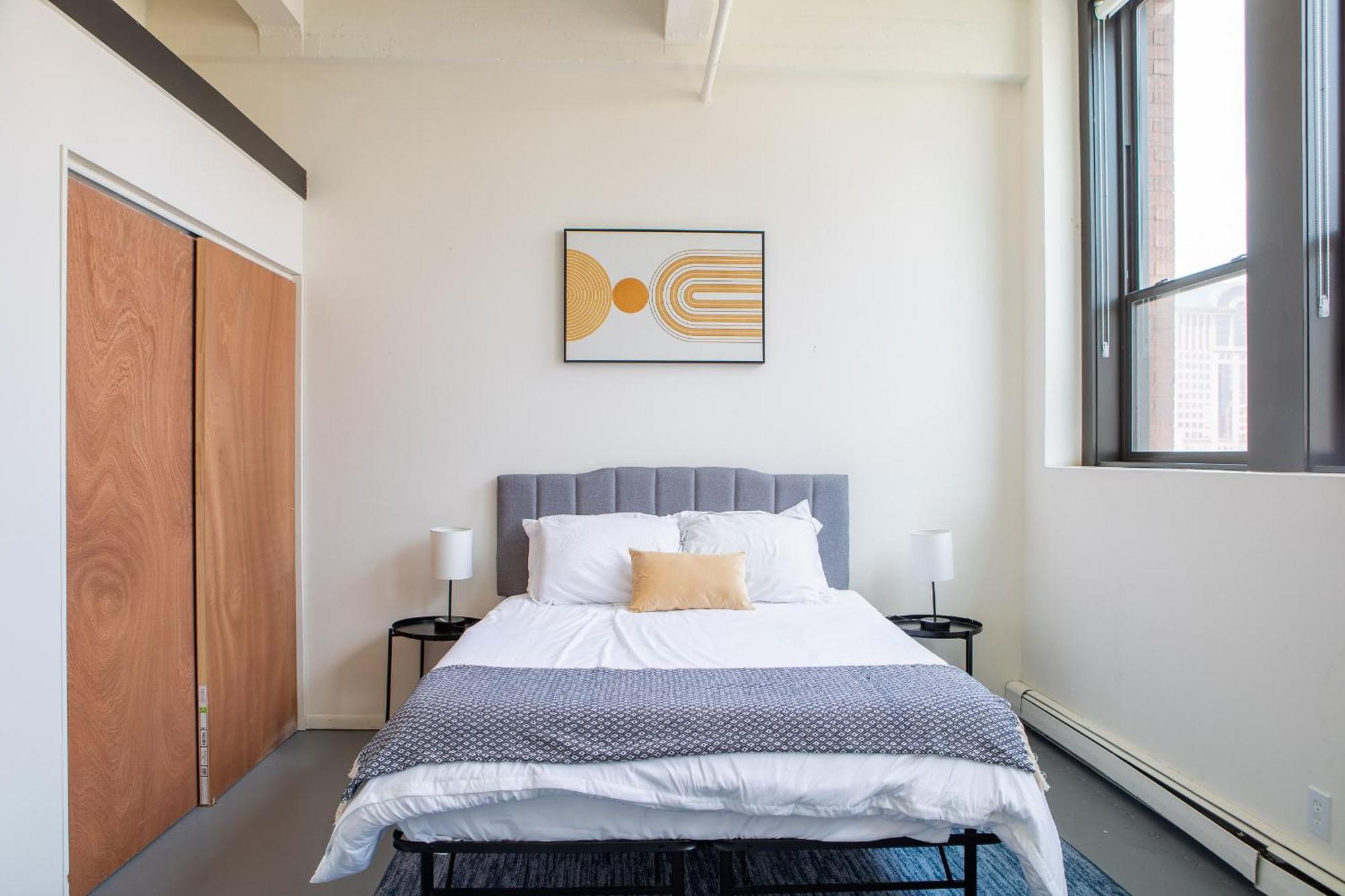Apartment Westown 2br Near Fiserv, Baird, And Theater District