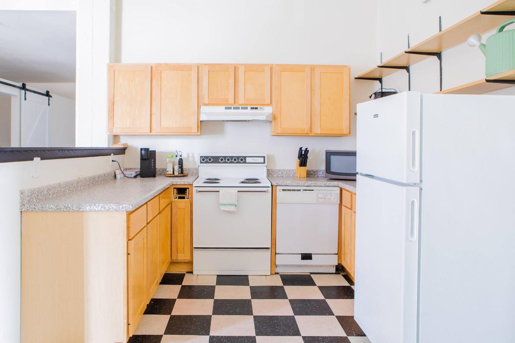 Westown 2br Near Fiserv, Baird, And Theater District Apartment *