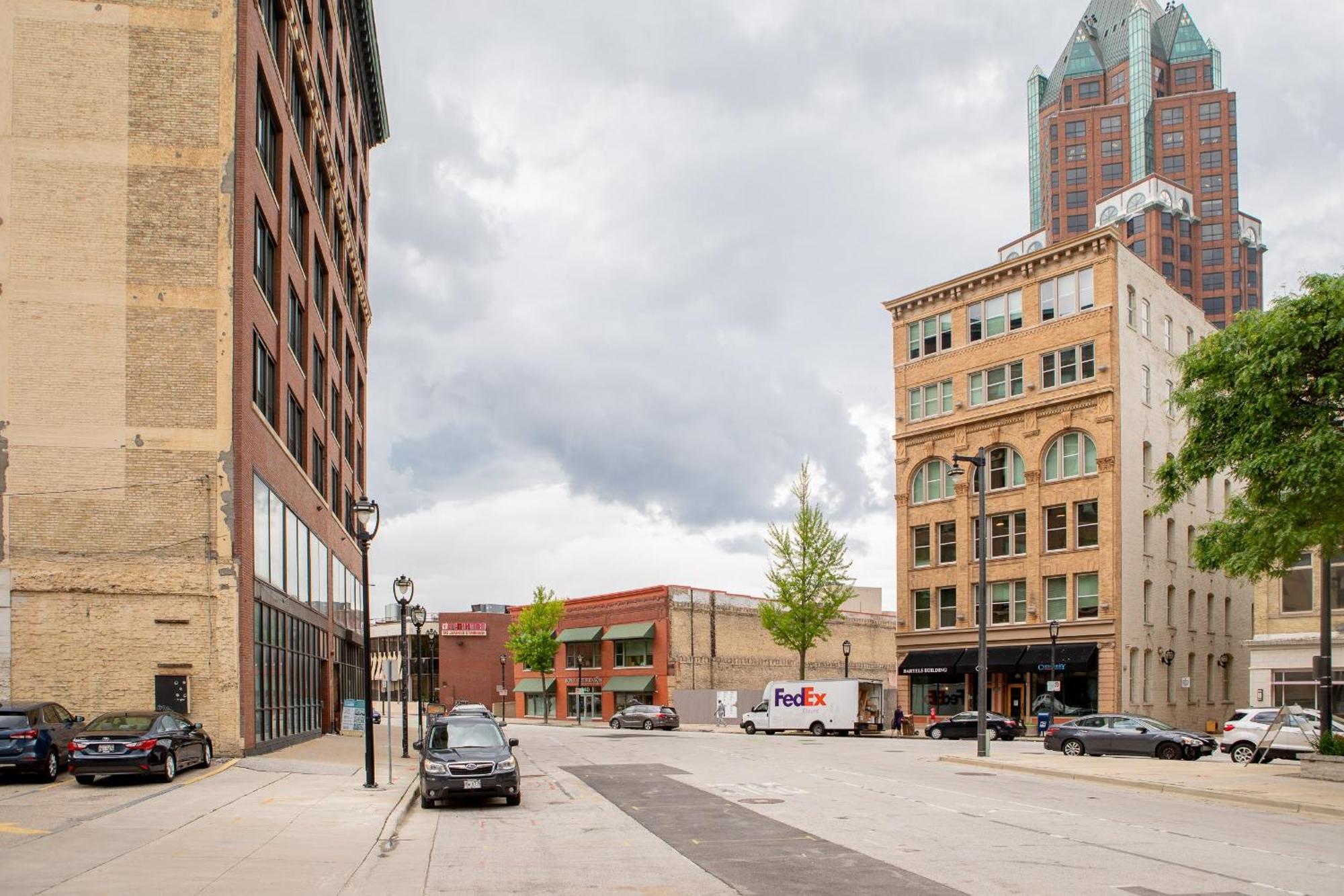 Westown 2br Near Fiserv, Baird, And Theater District Apartment *